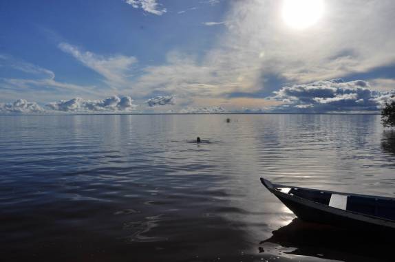 Nadando no fim de tarde no rio Tapajós, em Alter do Chão - PA
